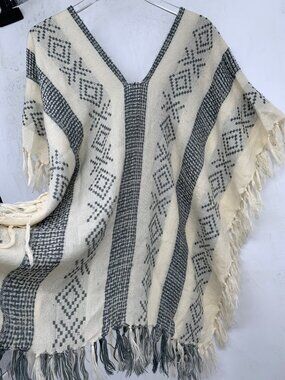 Handwoven Fringe Poncho With Geometric Pattern In Cream & Gray